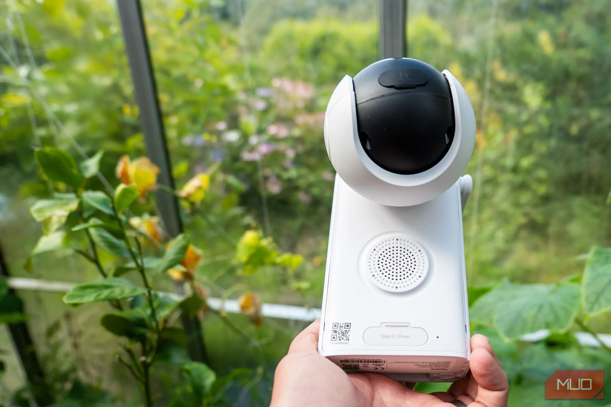 Cận cảnh vị trí loa và khe cắm thẻ nhớ microSD dưới thân camera Reolink Altas PT Ultra.