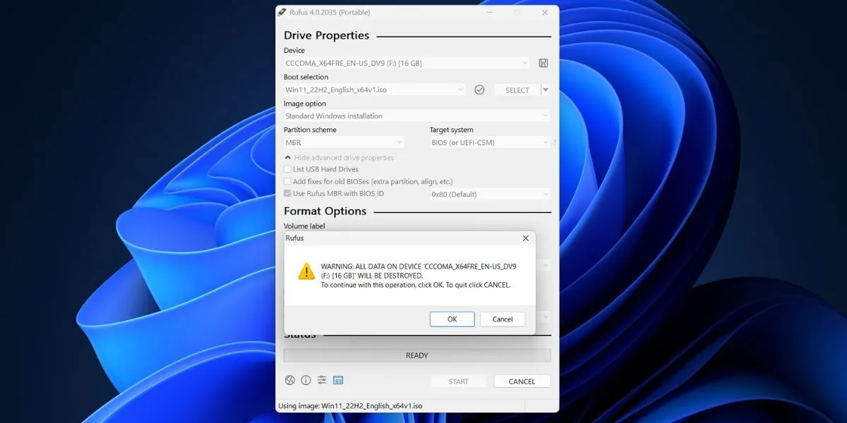 Cảnh báo xóa dữ liệu trên USB trước khi Rufus bắt đầu quá trình tạo bộ cài Windows 11 đã tùy chỉnh.