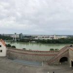 Cảnh quan thành phố và dòng sông nhìn từ lâu đài, chụp bằng chế độ panorama ngang truyền thống trên smartphone