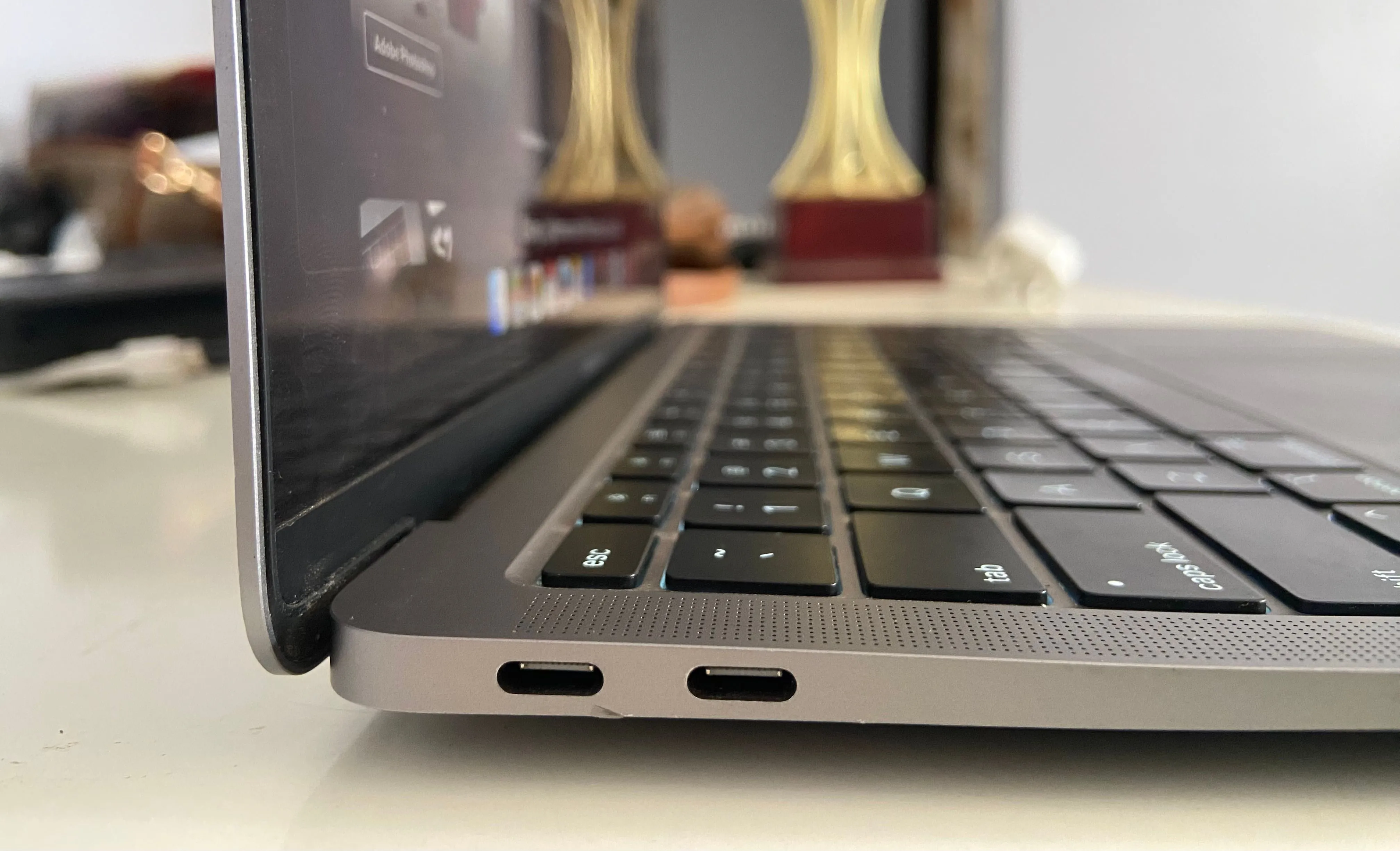 Cạnh trái của MacBook Air M1 hiển thị hai cổng USB-C và một cổng tai nghe 3.5mm