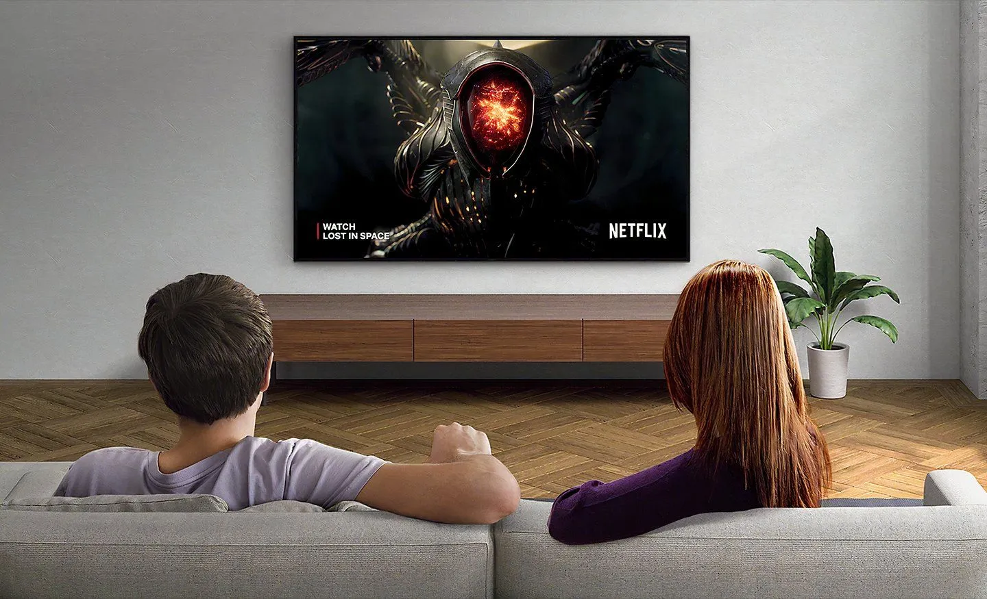 Cặp đôi thư giãn xem Netflix trên TV Sony Bravia Mini-LED trong phòng sáng, hình ảnh vẫn rõ nét