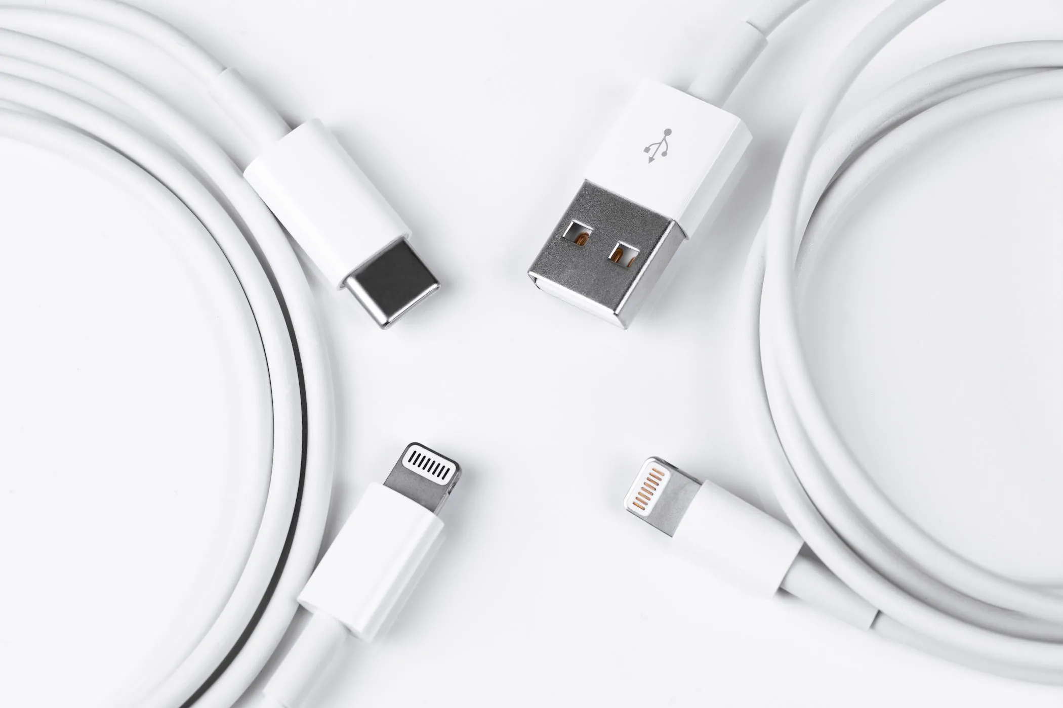 Cáp sạc Apple Lightning sang USB-C, minh họa cho chuẩn kết nối mới phổ biến trên các thiết bị hiện đại nhưng chưa đồng bộ với cổng USB-A trên nhiều chuyến bay