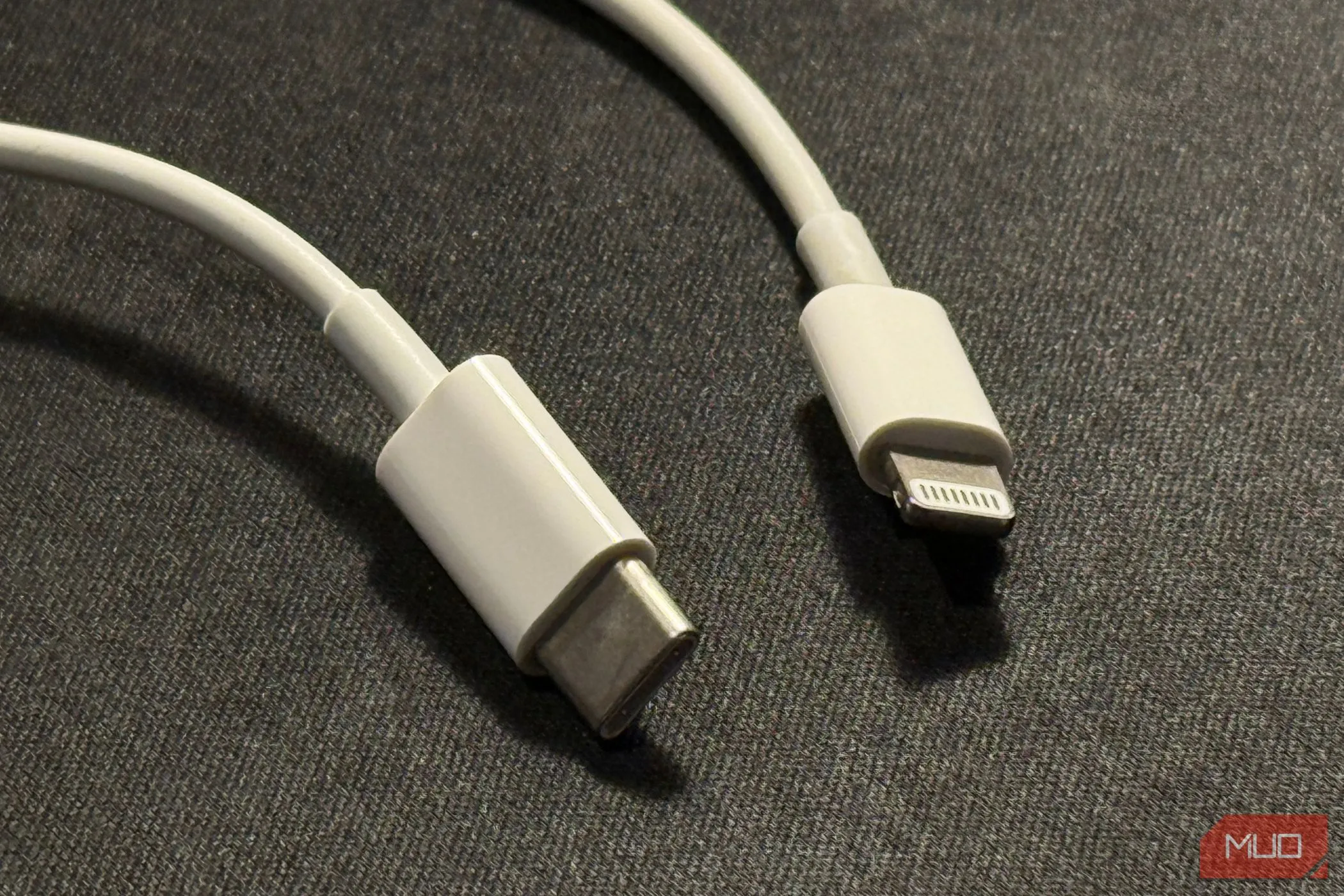 Cáp sạc Lightning sang USB-C, phổ biến cho nhiều dòng iPhone trước đây.