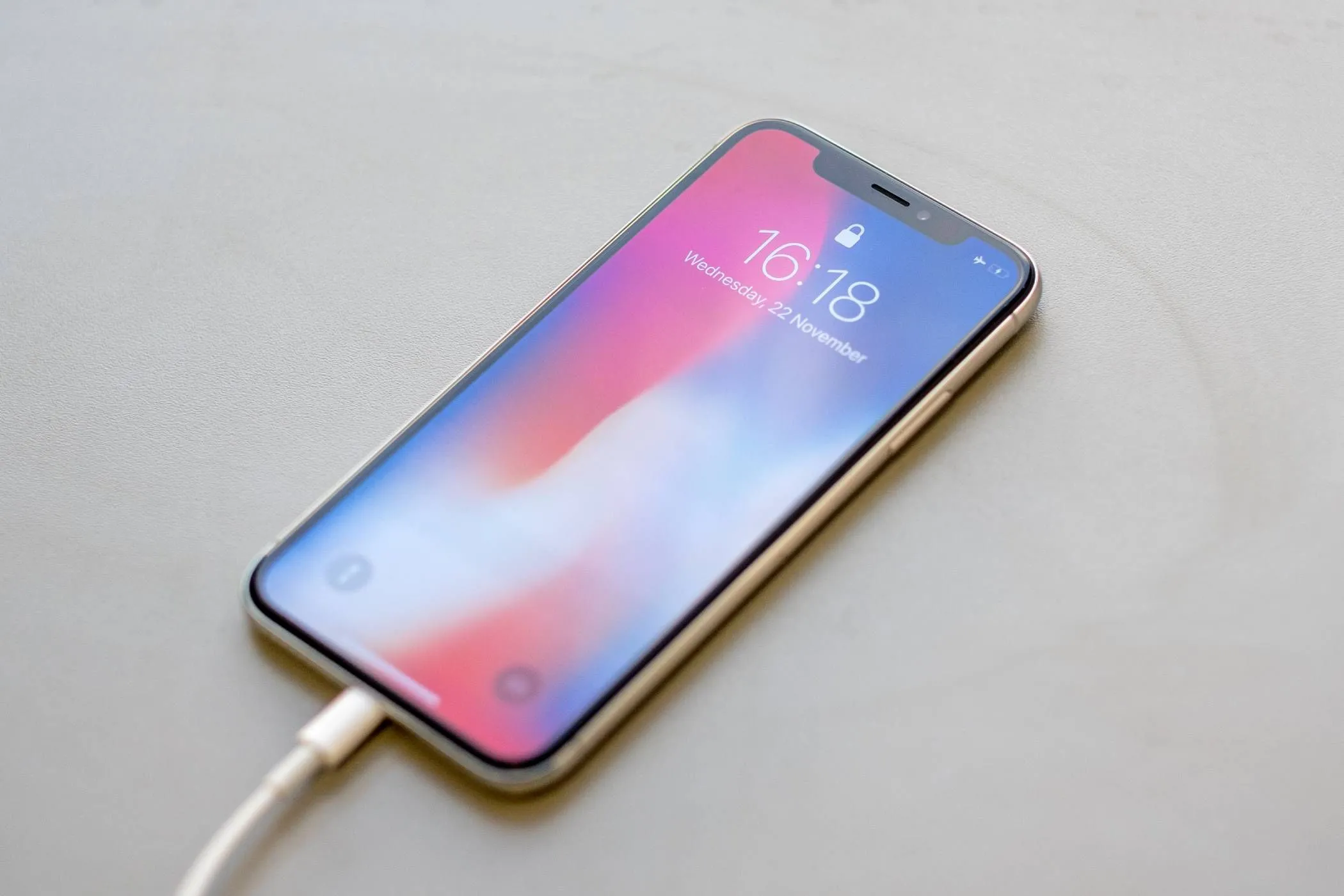 Cáp sạc USB-C đang cắm vào cổng sạc của iPhone, thể hiện kết nối có dây