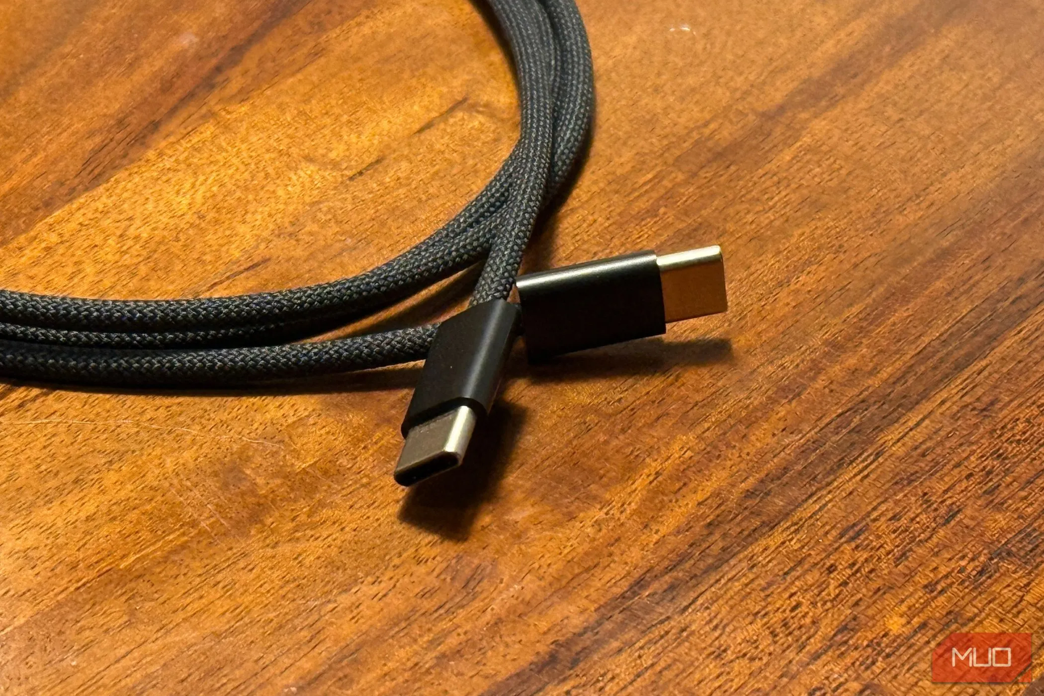 Cáp sạc USB-C sang USB-C, giải pháp sạc nhanh và đa năng cho iPhone.