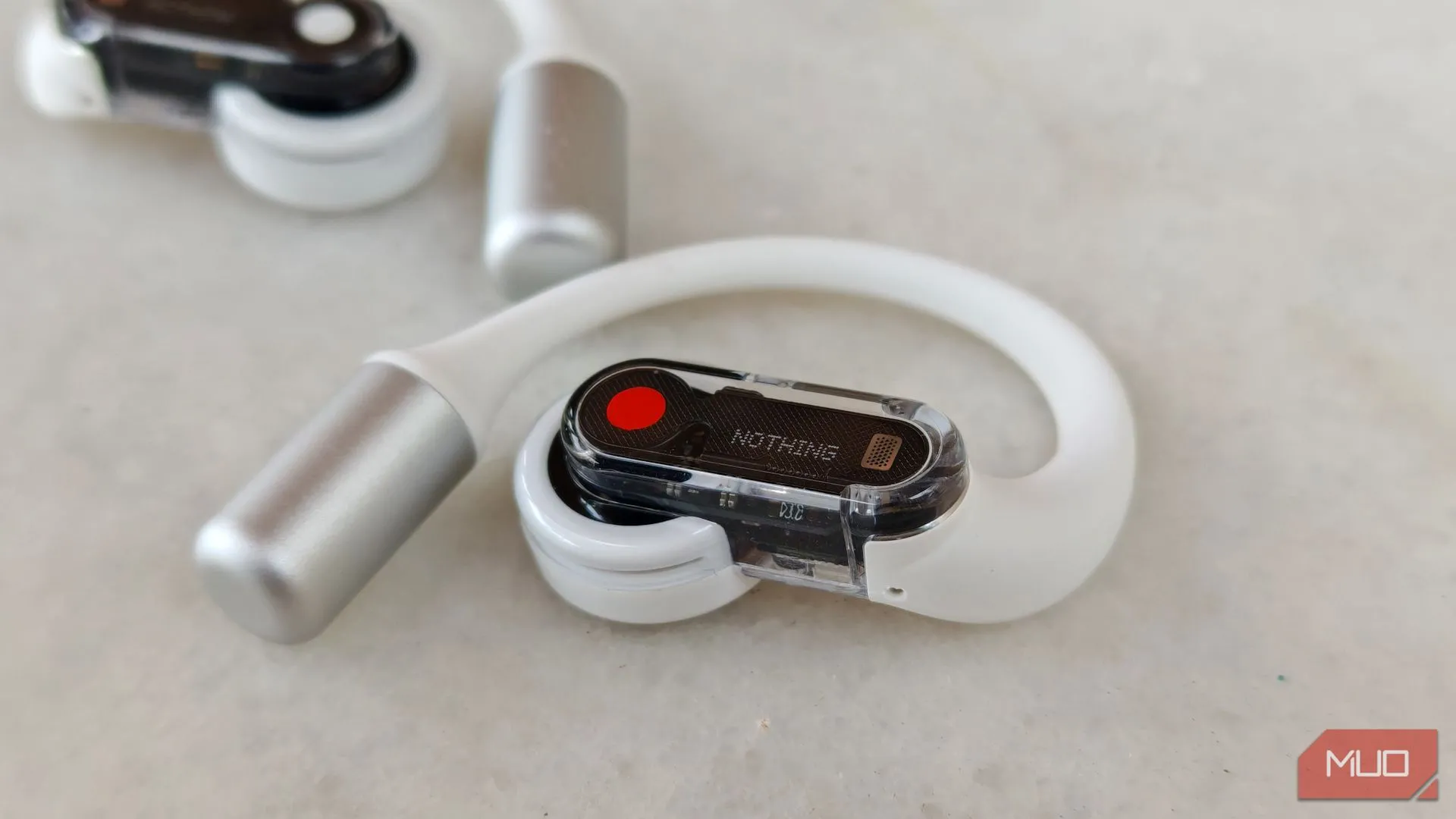 Cặp tai nghe Nothing Ear (open) được sắp xếp gọn gàng