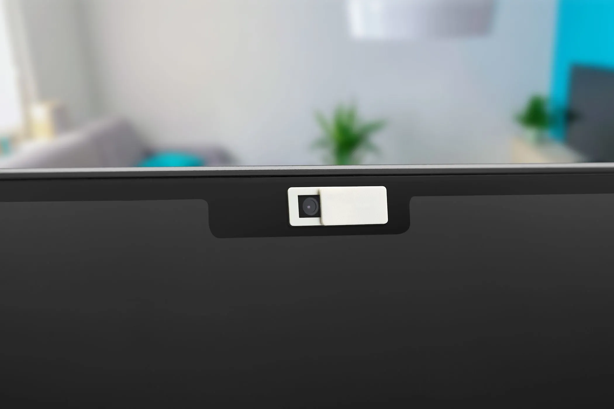 Che camera laptop bằng miếng dán chuyên dụng để bảo vệ quyền riêng tư