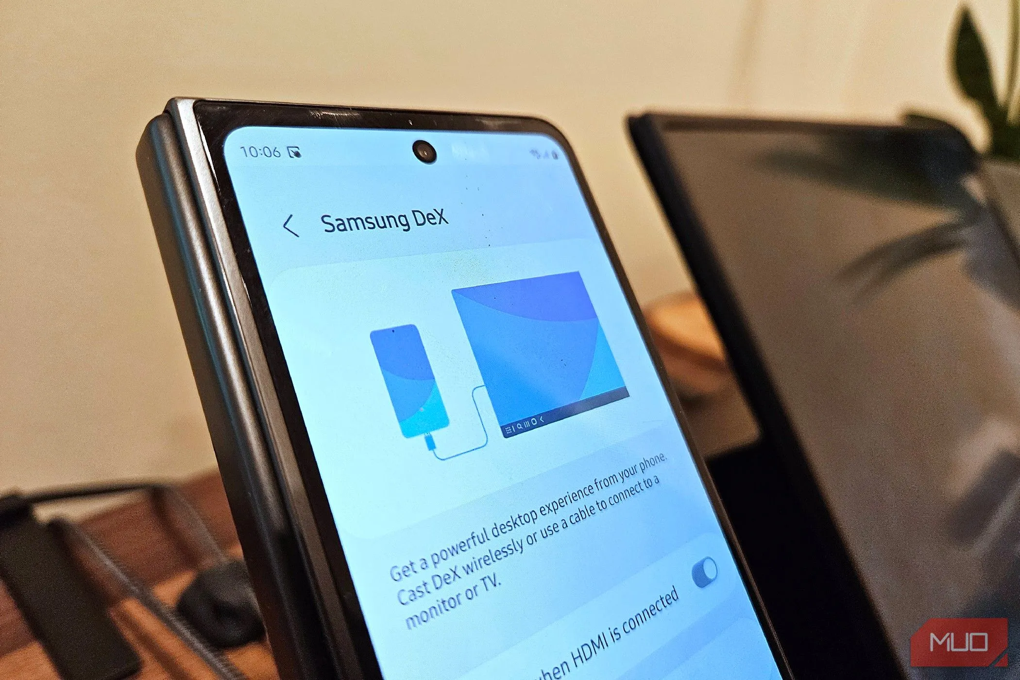 Chế độ Samsung DeX hiển thị trên màn hình di động, kết nối với điện thoại Galaxy Z Fold 5, minh họa khả năng biến điện thoại thành trải nghiệm desktop.