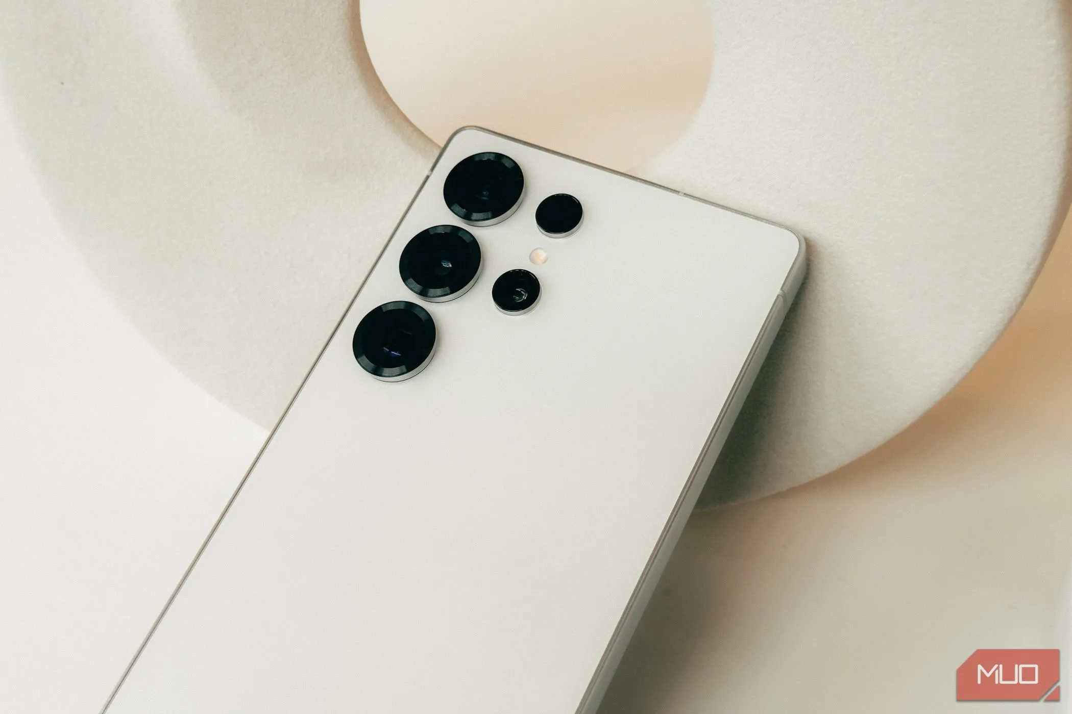 Chi tiết camera chính của Samsung Galaxy S25 Ultra màu trắng
