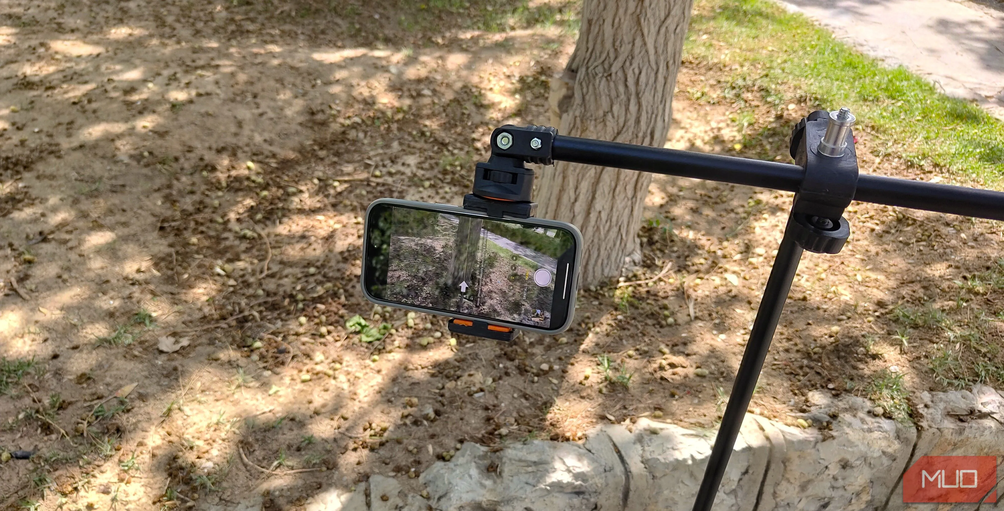 Chi tiết điện thoại gắn chắc chắn trên đầu tripod điều chỉnh được, chuẩn bị cho kỹ thuật chụp ảnh panorama