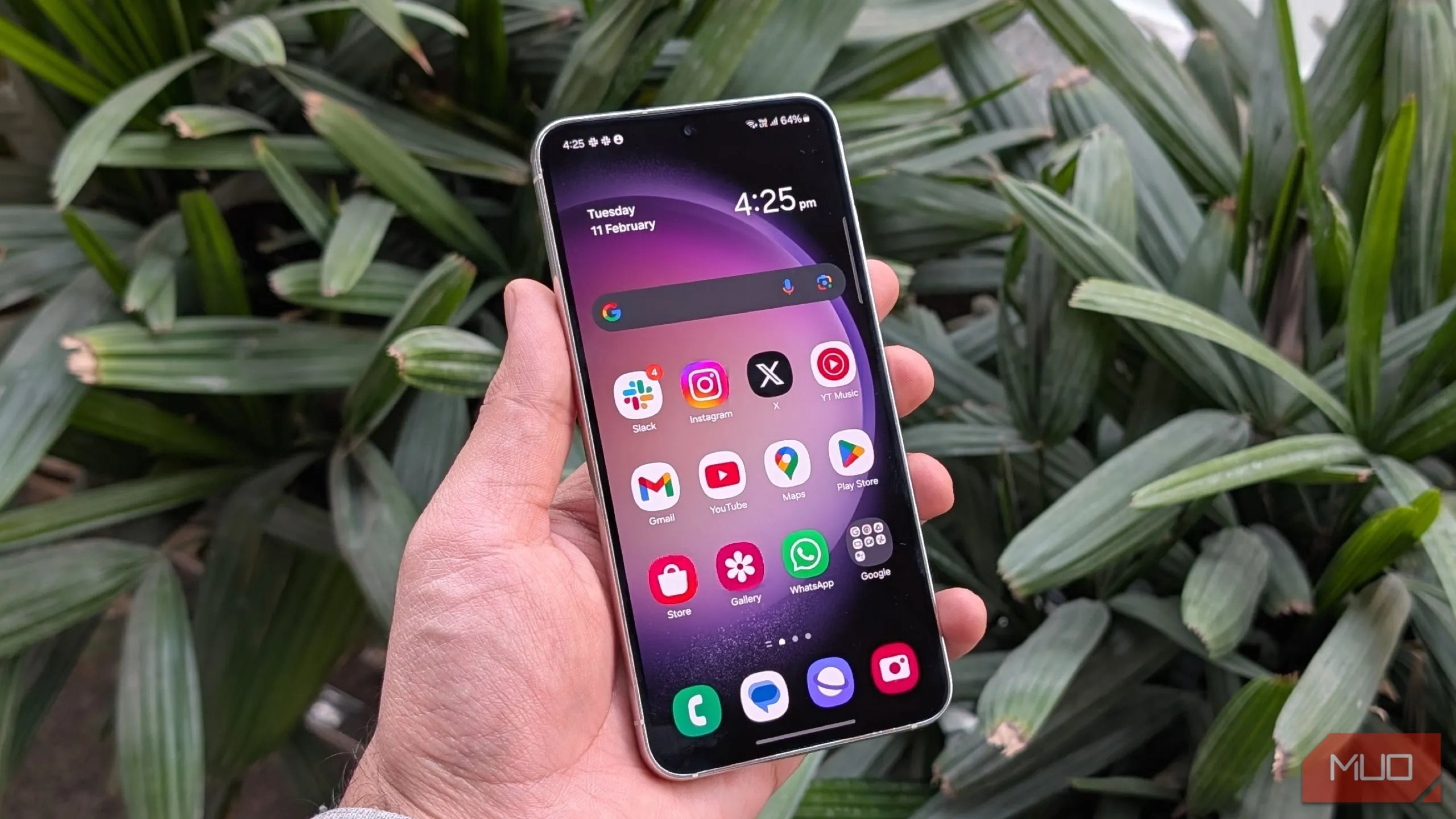 Chiếc điện thoại Samsung Galaxy S23 đang hiển thị giao diện người dùng, minh họa cho hiệu năng mượt mà.