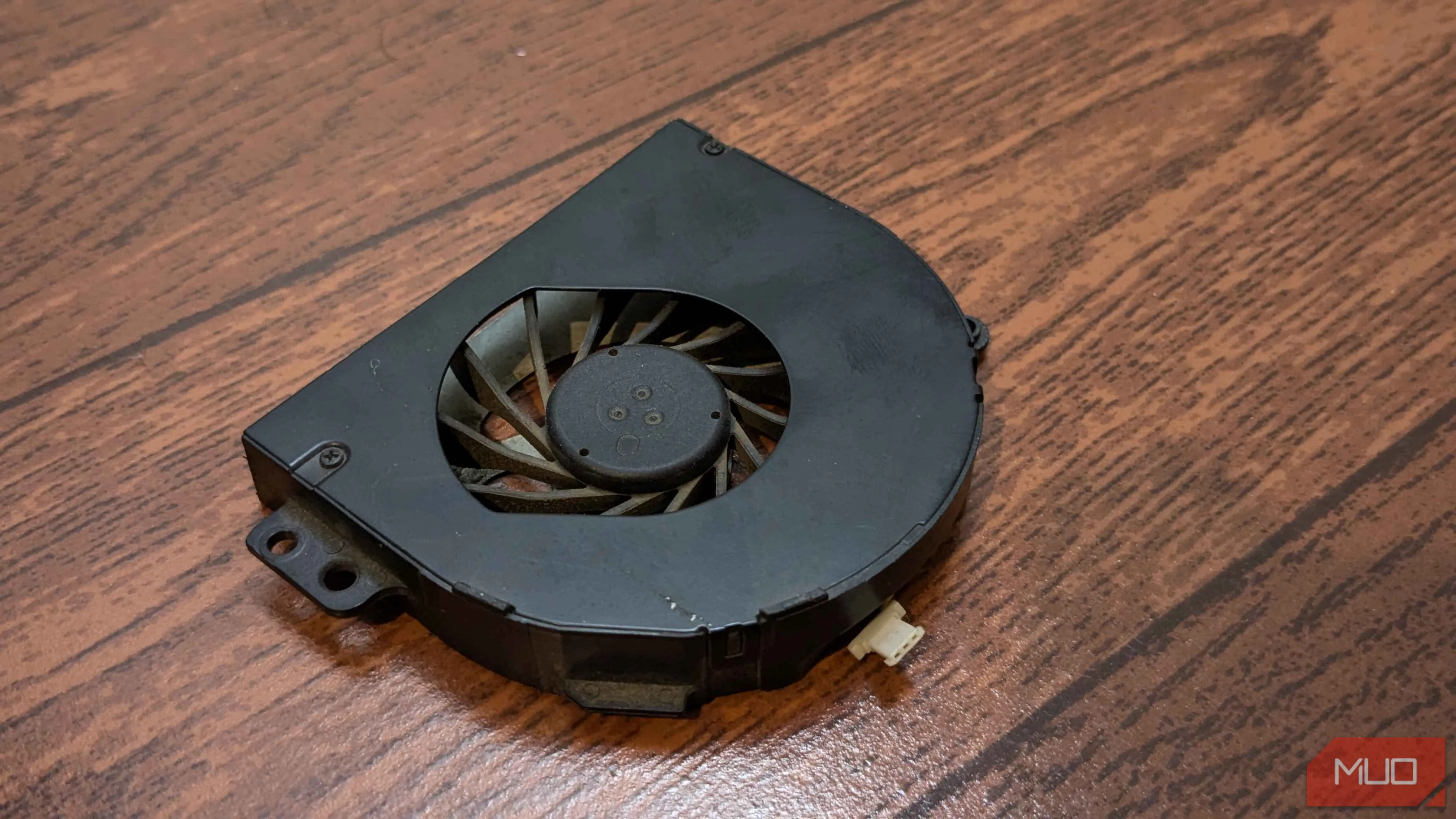 Chiếc quạt laptop nằm trên bàn chuẩn bị được thay thế