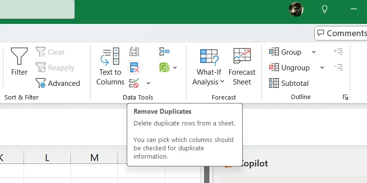 Chọn công cụ 'Remove Duplicates' trong tab Data của Excel để loại bỏ các hàng trùng lặp trong bảng tính của bạn.