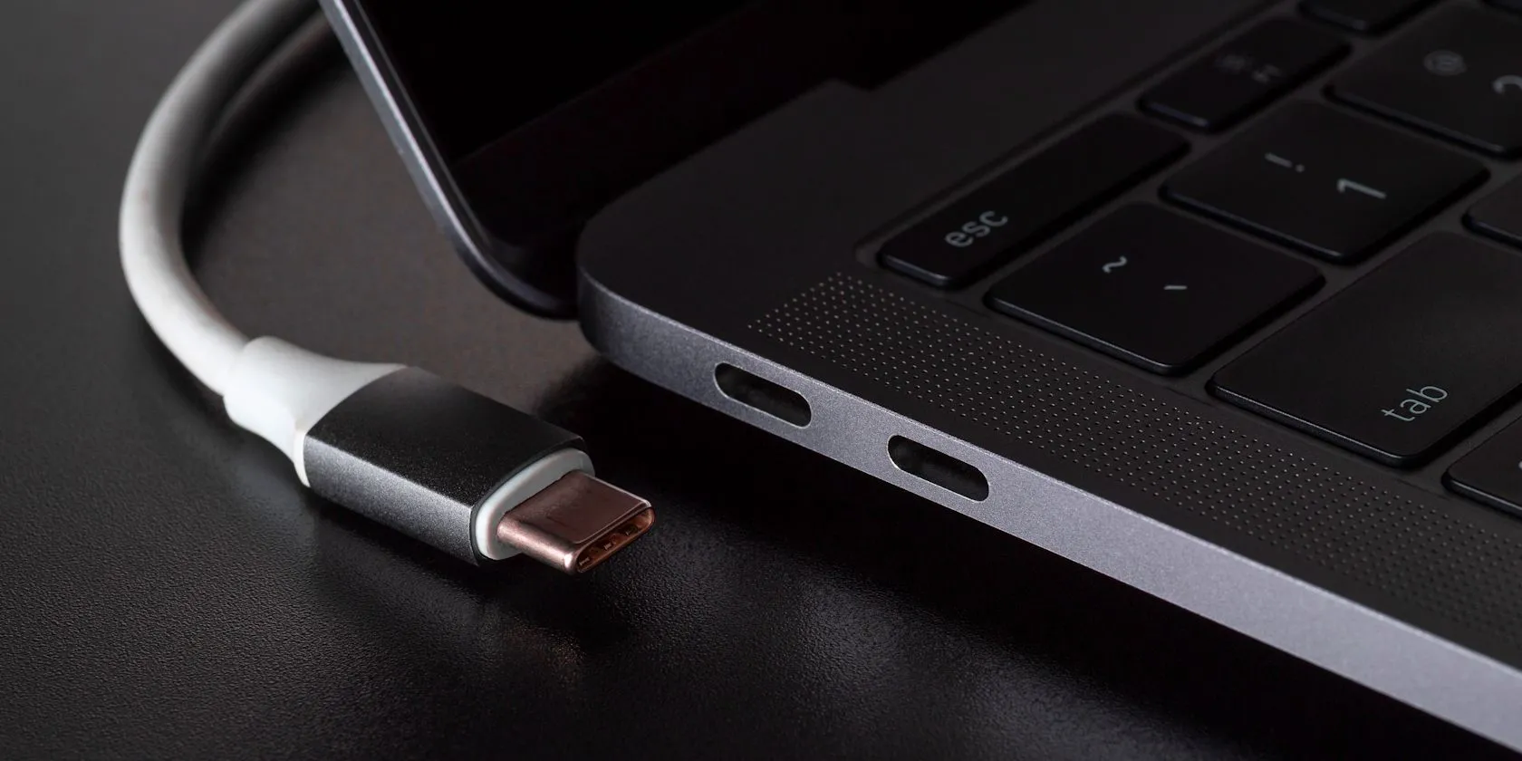 Cổng kết nối USB-C trên laptop với cáp USB-C đang được cắm vào