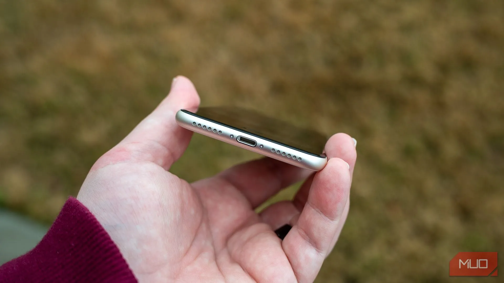 Cổng Lightning cũ trên iPhone SE 2022, cần được thay thế bằng USB-C