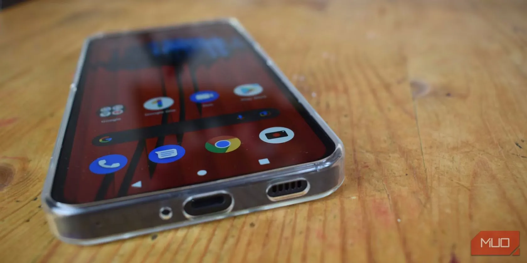Cổng sạc của Nothing Phone 1 trong ốp lưng có chèn nút bịt