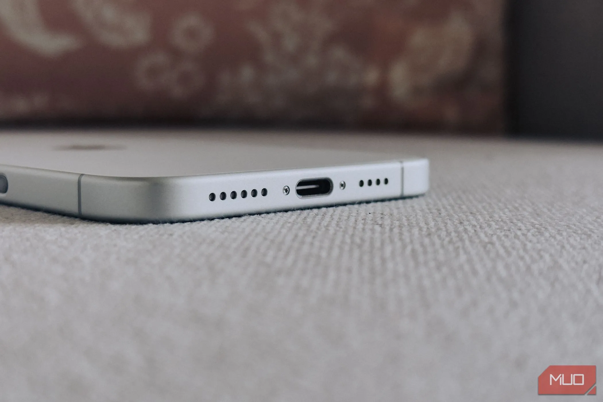 Cổng sạc USB-C hiện đại trên iPhone 16 Plus, biểu tượng của sự đổi mới công nghệ sạc.