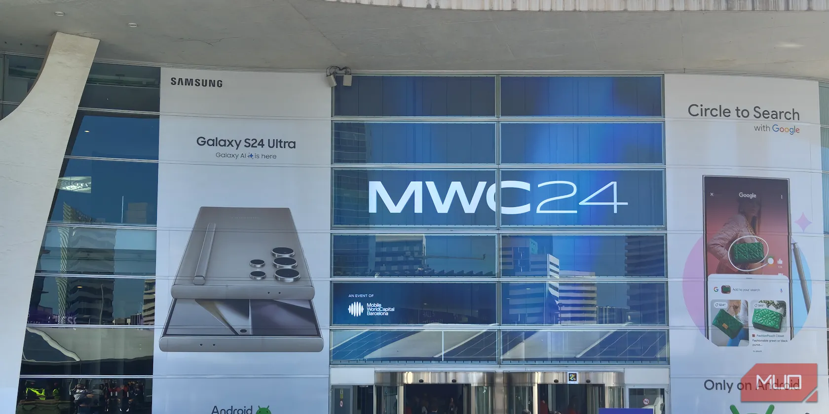 Cổng vào triển lãm MWC 2024 tại Barcelona, Tây Ban Nha, minh họa không khí sôi động của sự kiện công nghệ toàn cầu.