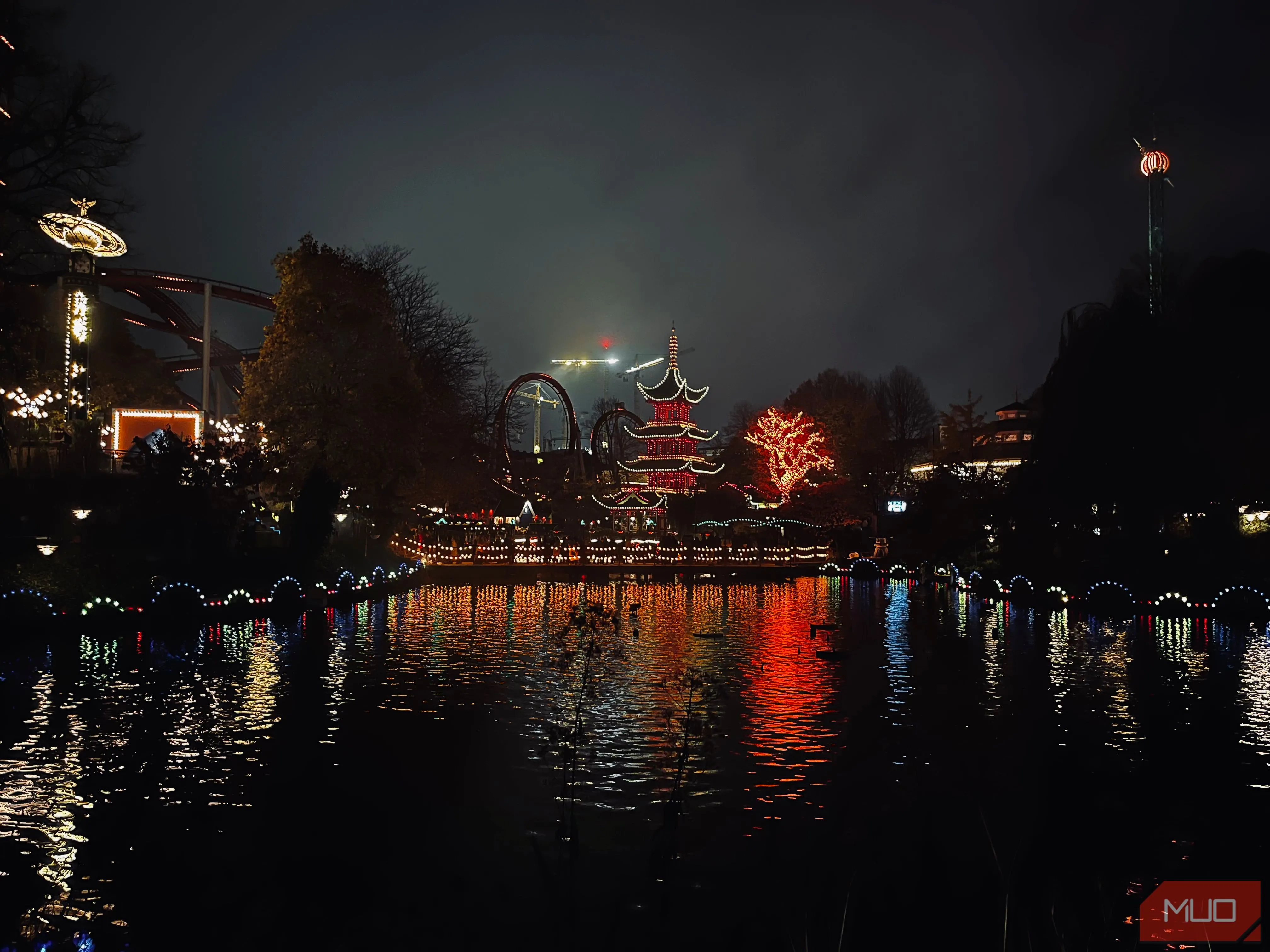 Công viên giải trí lung linh về đêm, chụp với Chế độ Ban đêm (Night Mode) trên iPhone, giúp ảnh rõ nét và chi tiết.