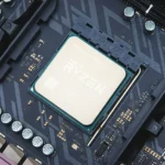 CPU AMD Ryzen 8 nhân đang được lắp vào socket mainboard