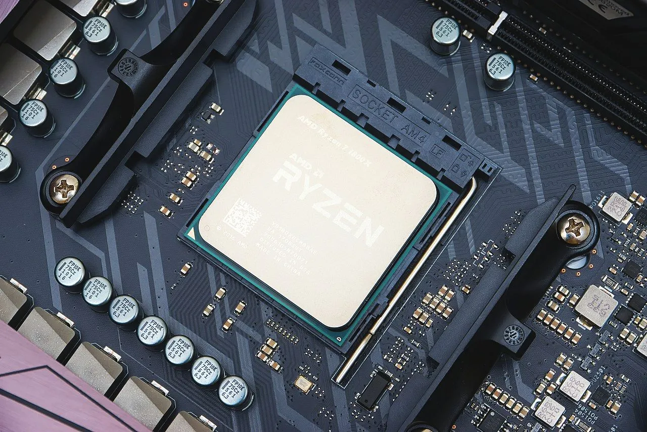 CPU AMD Ryzen 8 nhân đang được lắp vào socket mainboard