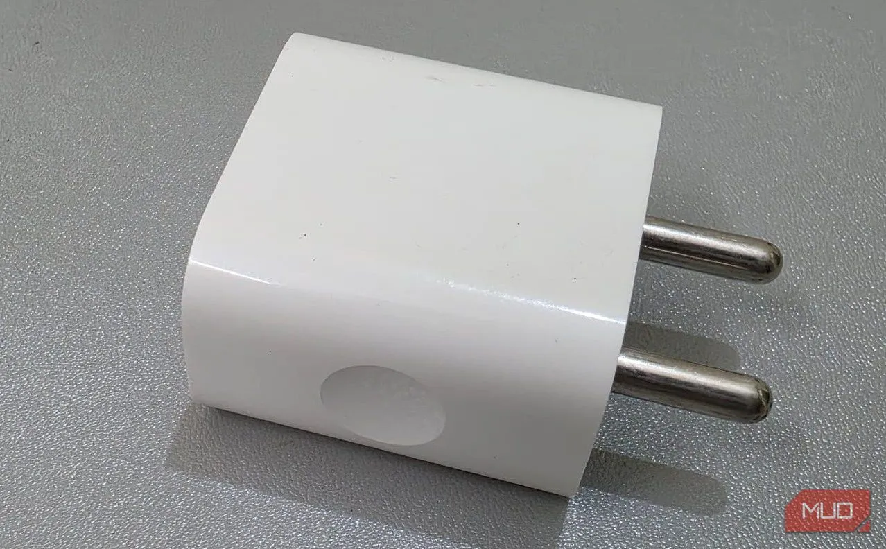 Củ sạc iPhone 20W đặt trên bàn, tượng trưng cho chuẩn sạc nhanh USB-PD