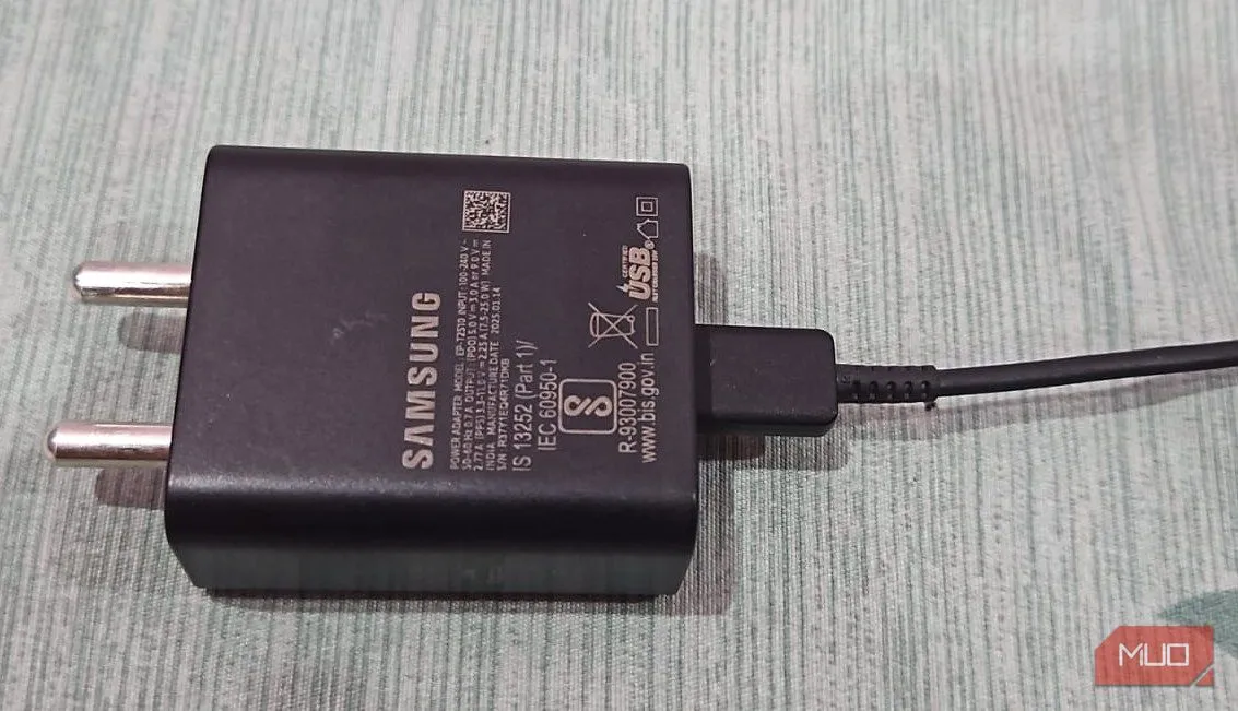 Củ sạc Samsung 25W công nghệ GaN đặt trên bàn, tượng trưng cho tương lai sạc nhanh hiệu quả
