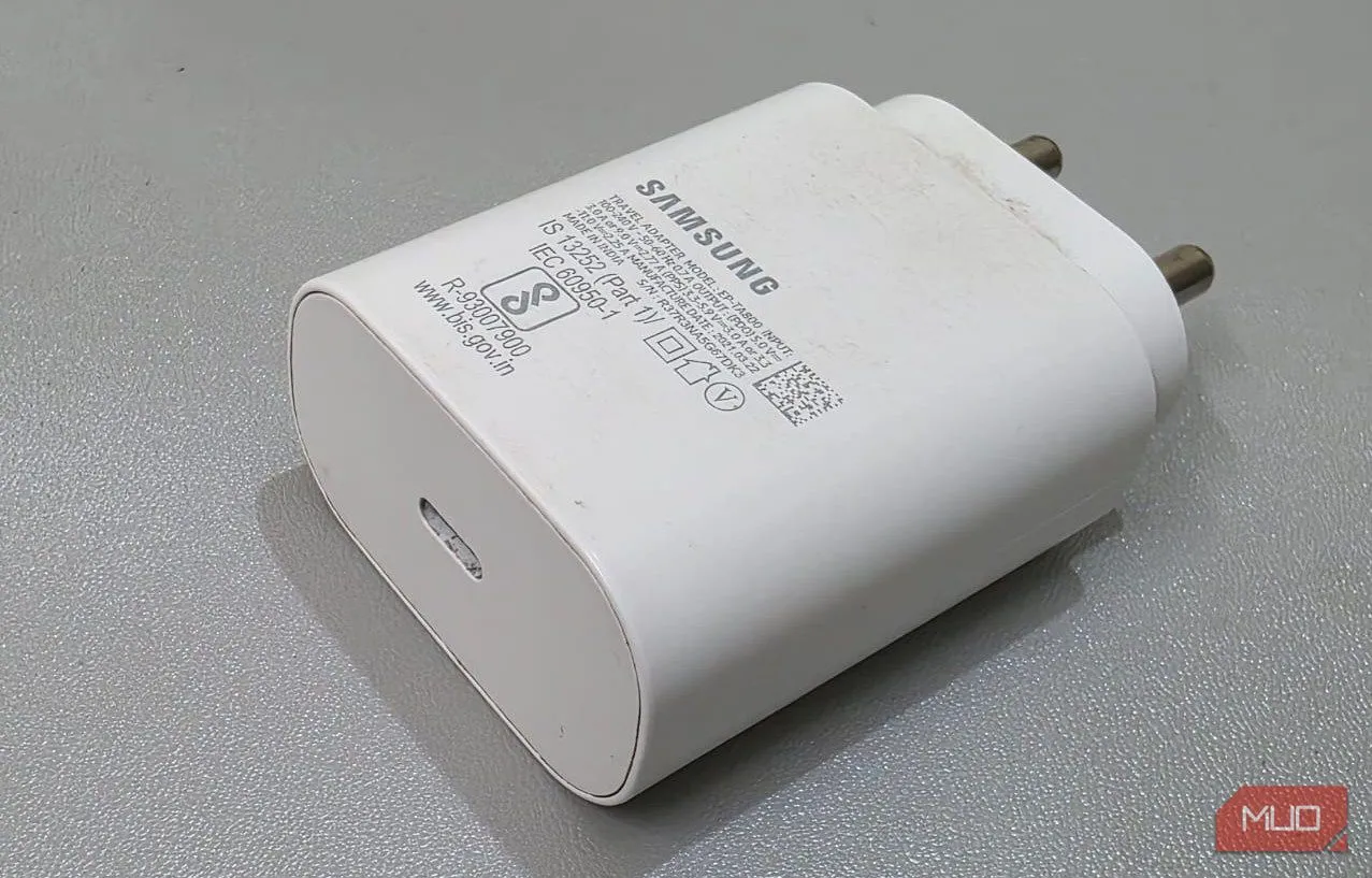 Củ sạc Samsung 25W đặt trên bàn, minh họa giao thức sạc nhanh độc quyền