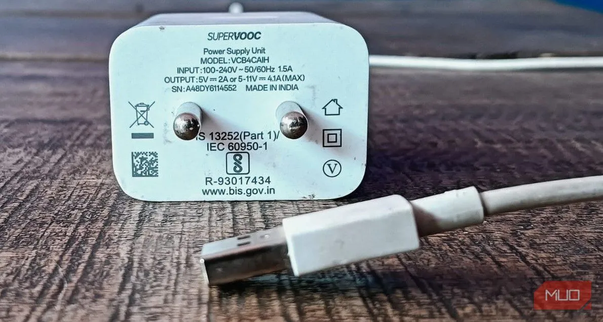 Củ sạc Supervooc đặt cùng cáp USB-A