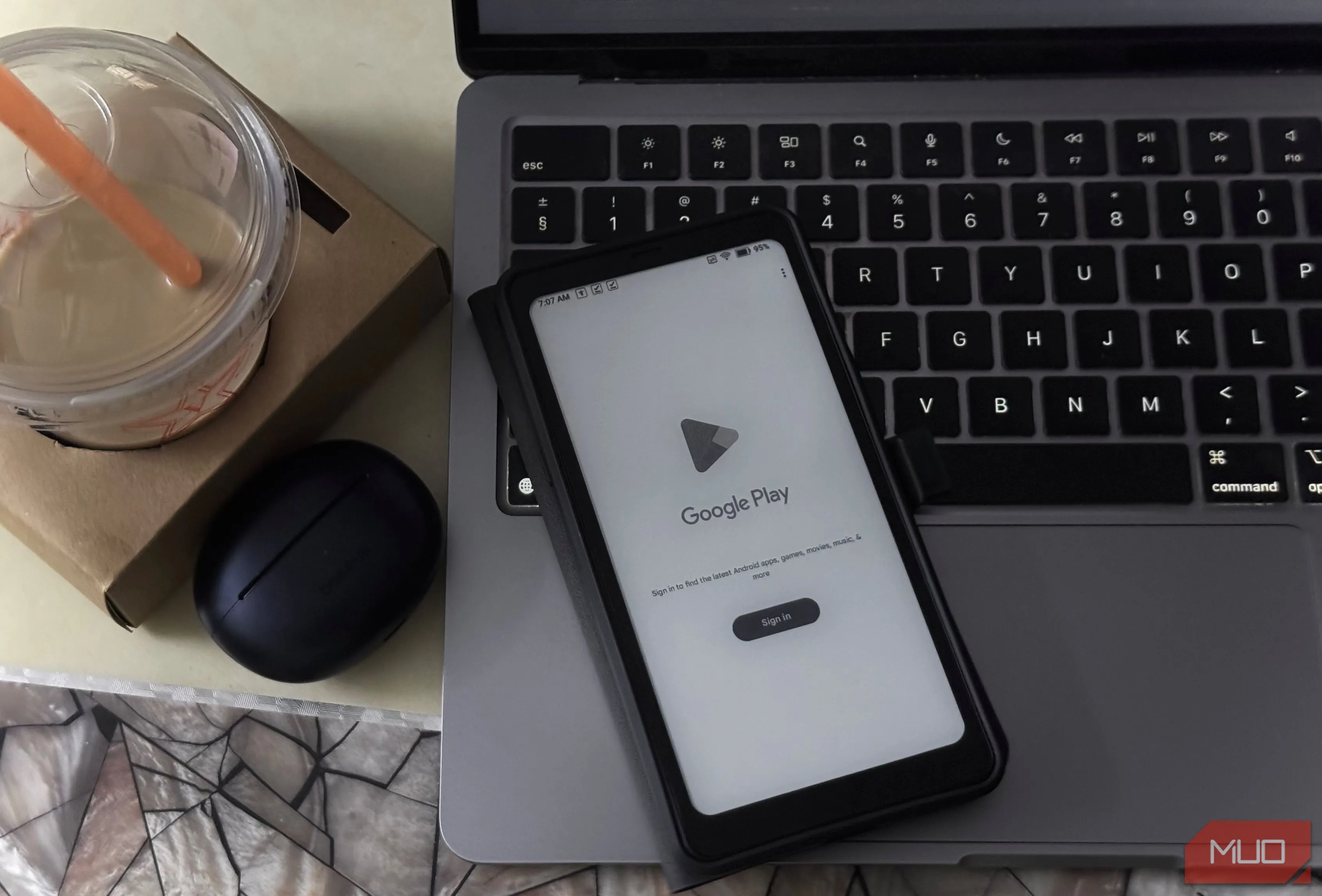 Cửa hàng Google Play Store hiển thị trên màn hình máy đọc sách Boox Palma 2