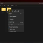 Cửa sổ File Explorer hiển thị tùy chọn Properties khi chuột phải vào thư mục Screenshots trong Windows