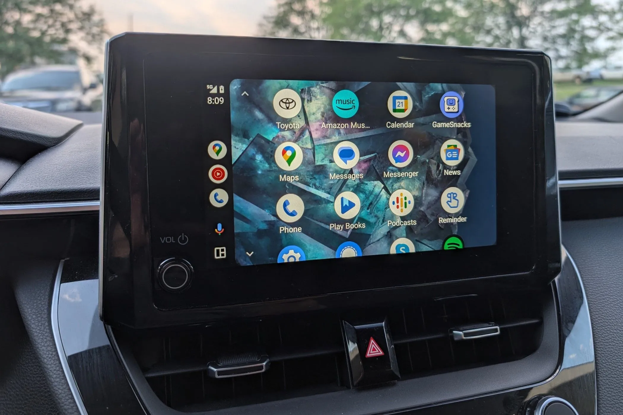 Danh sách ứng dụng hiển thị trên giao diện Android Auto trong ô tô