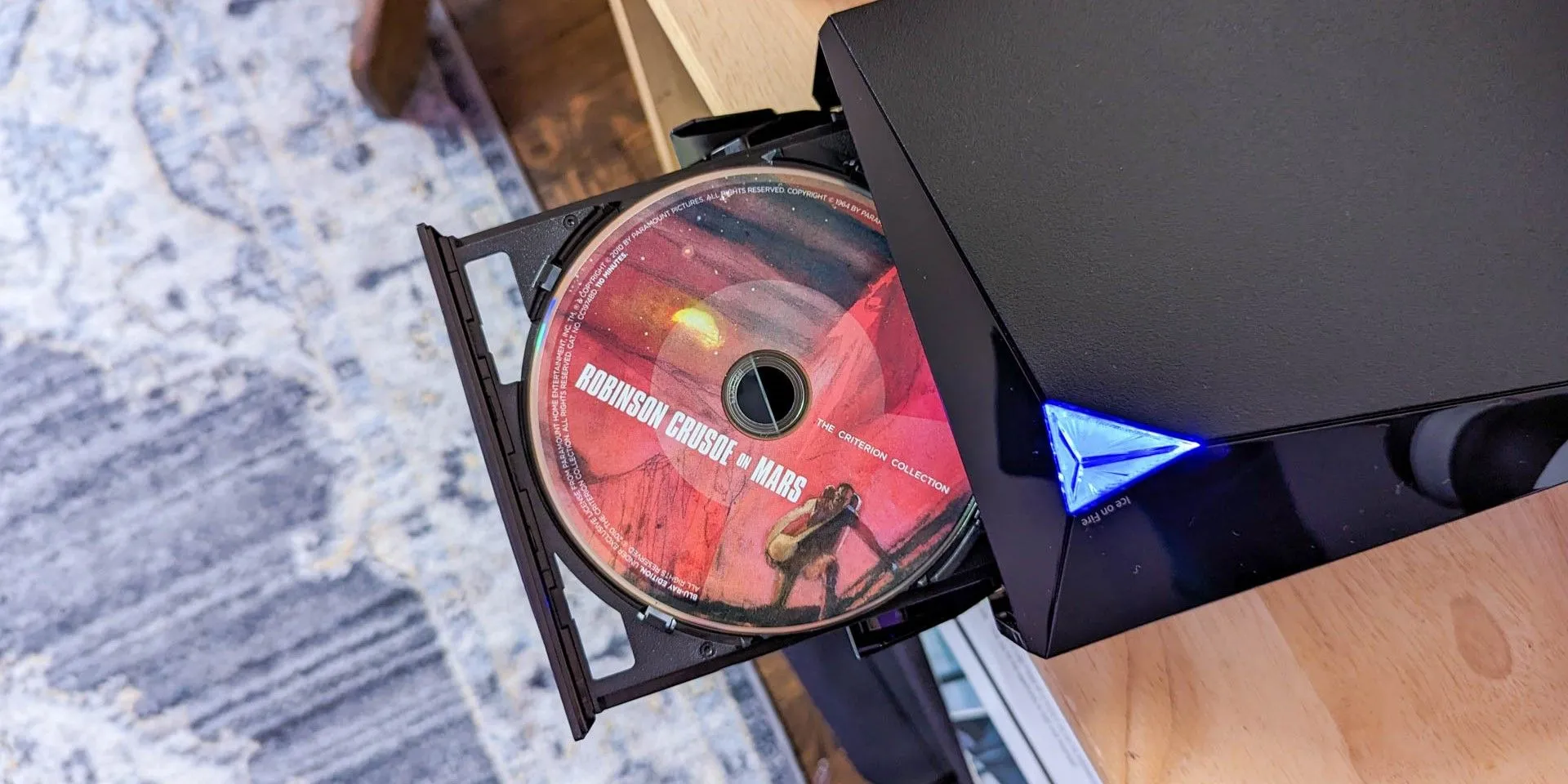 Đầu đĩa DVD hoặc Blu-ray kết nối với màn hình máy tính để xem phim