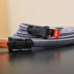 Dây cáp Ethernet Cat 8 cuộn tròn, minh họa cho tầm quan trọng của chất lượng dây dẫn điện trong việc truyền tải tín hiệu internet qua powerline adapter.