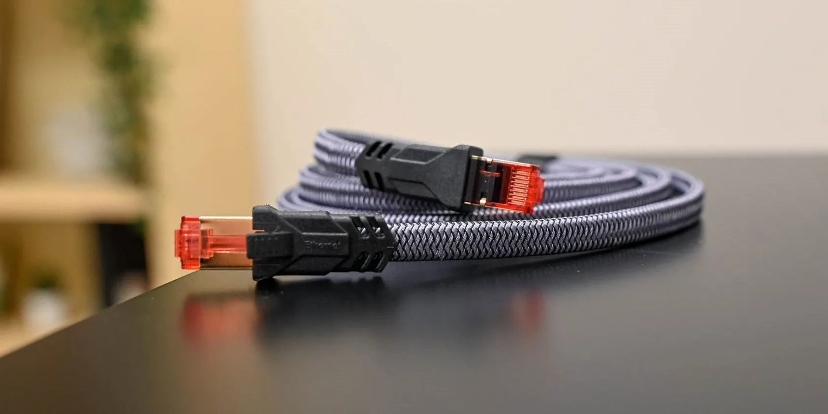 Dây cáp Ethernet Cat 8 cuộn tròn, minh họa cho tầm quan trọng của chất lượng dây dẫn điện trong việc truyền tải tín hiệu internet qua powerline adapter.