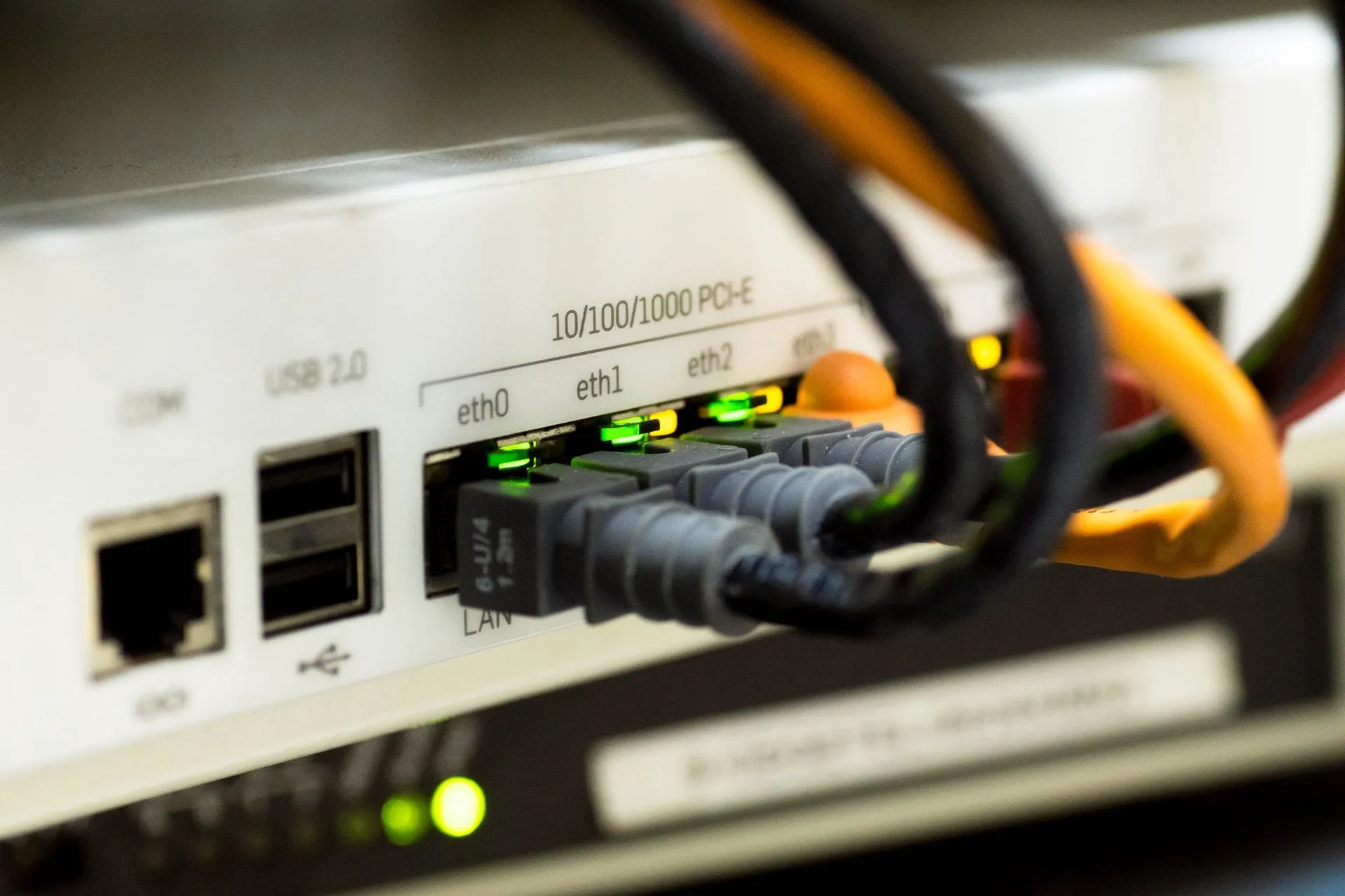 Dây cáp Ethernet kết nối với cổng mạng trên modem hoặc router, biểu tượng cho kết nối mạng có dây ổn định.