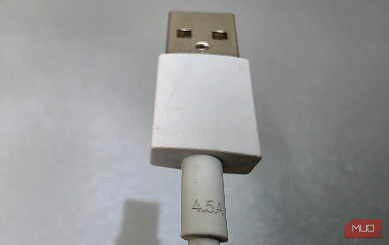 Dây cáp sạc 4.5 Ampe đặt trên bàn, minh họa tầm quan trọng của khả năng chịu dòng