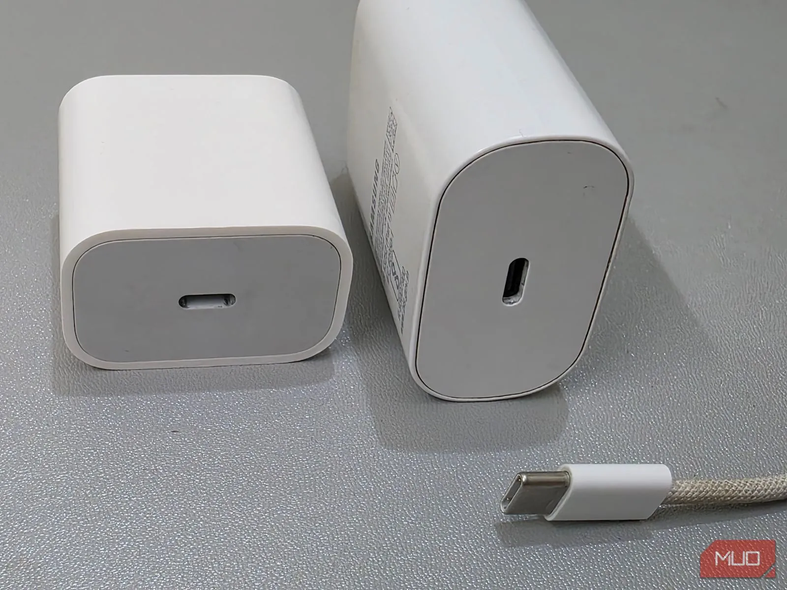 Dây cáp và hai bộ chuyển đổi sạc USB-A và USB-C đặt cạnh nhau