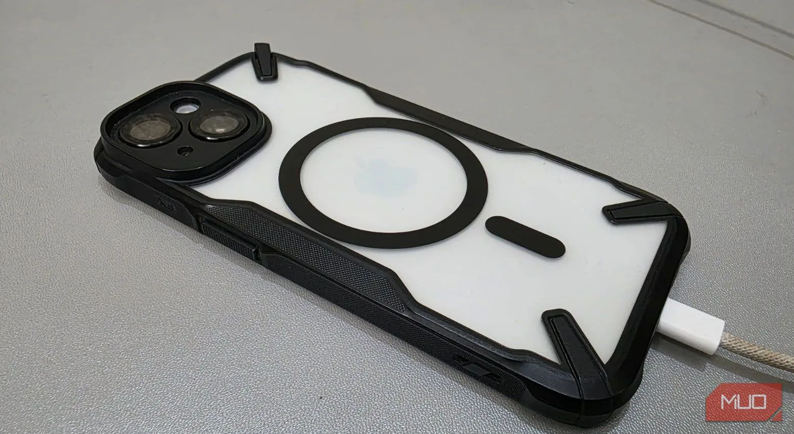 Dây sạc được cắm vào iPhone 15