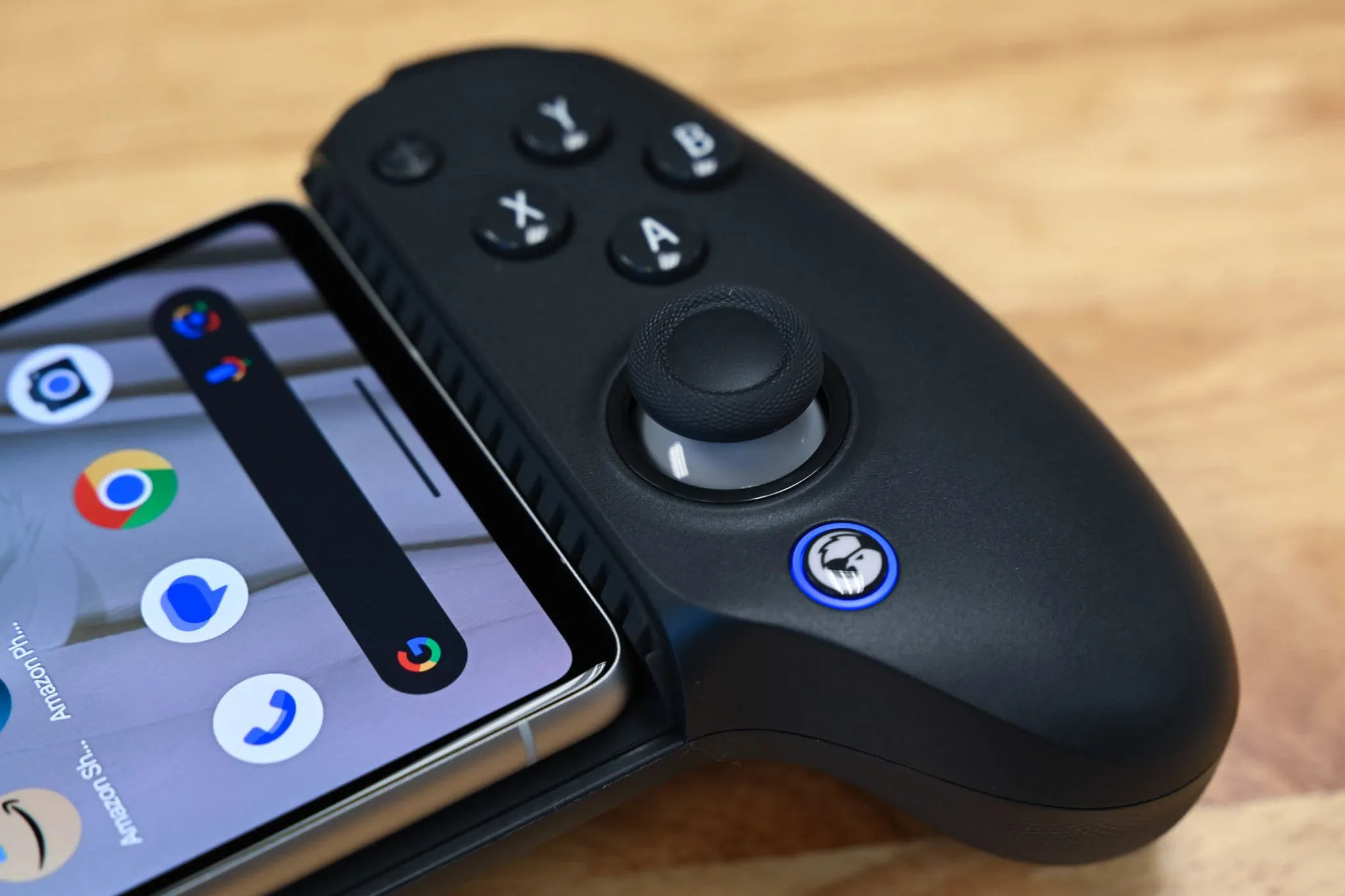 Đèn báo trên tay cầm chơi game không dây G8+ Galileo Mobile Gaming Controller, cho thấy khả năng kết nối trực tiếp với điện thoại Samsung qua USB-C để chơi game.