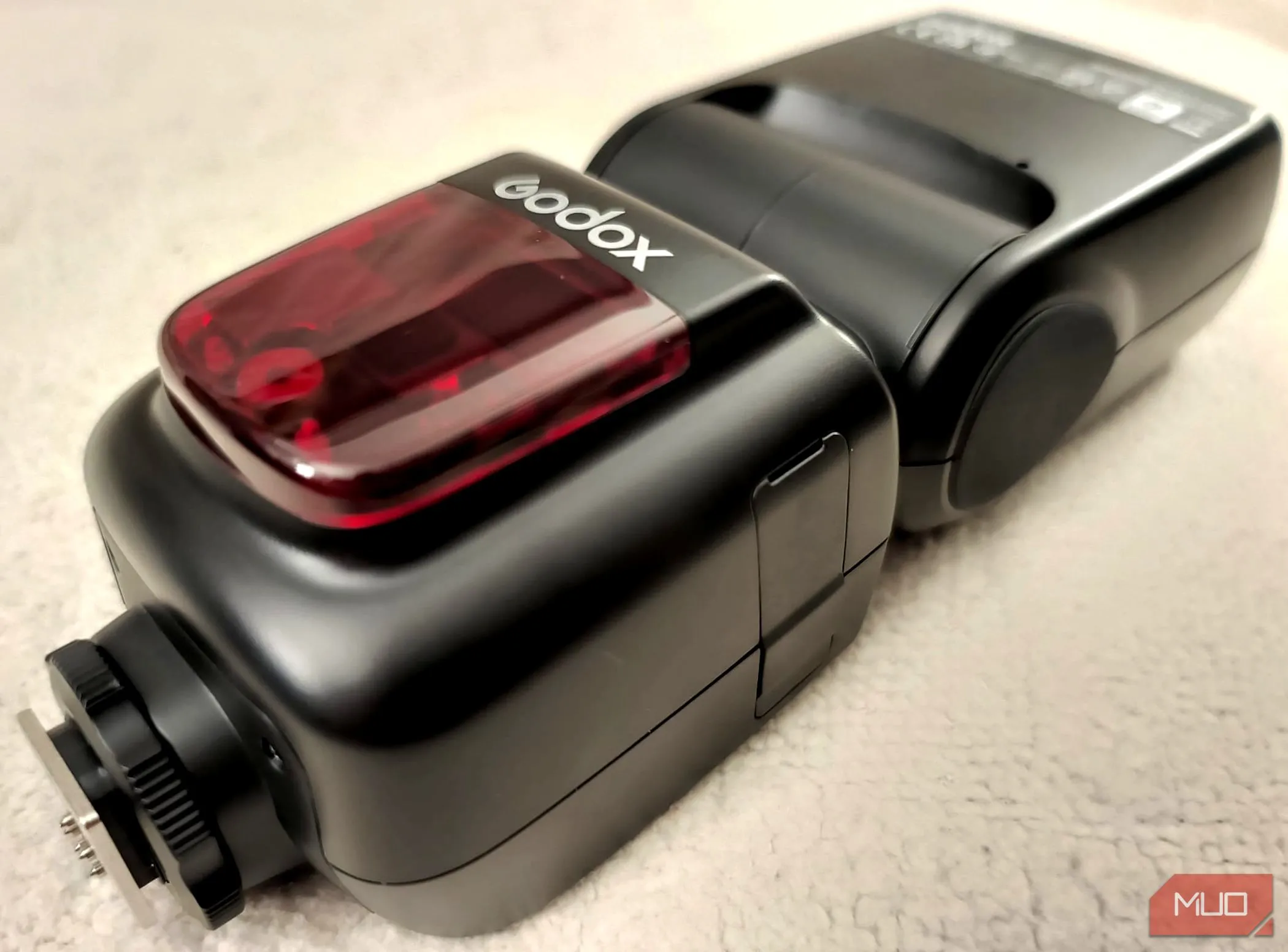 Đèn flash rời Godox V860II-C đặt trên khăn trải màu be