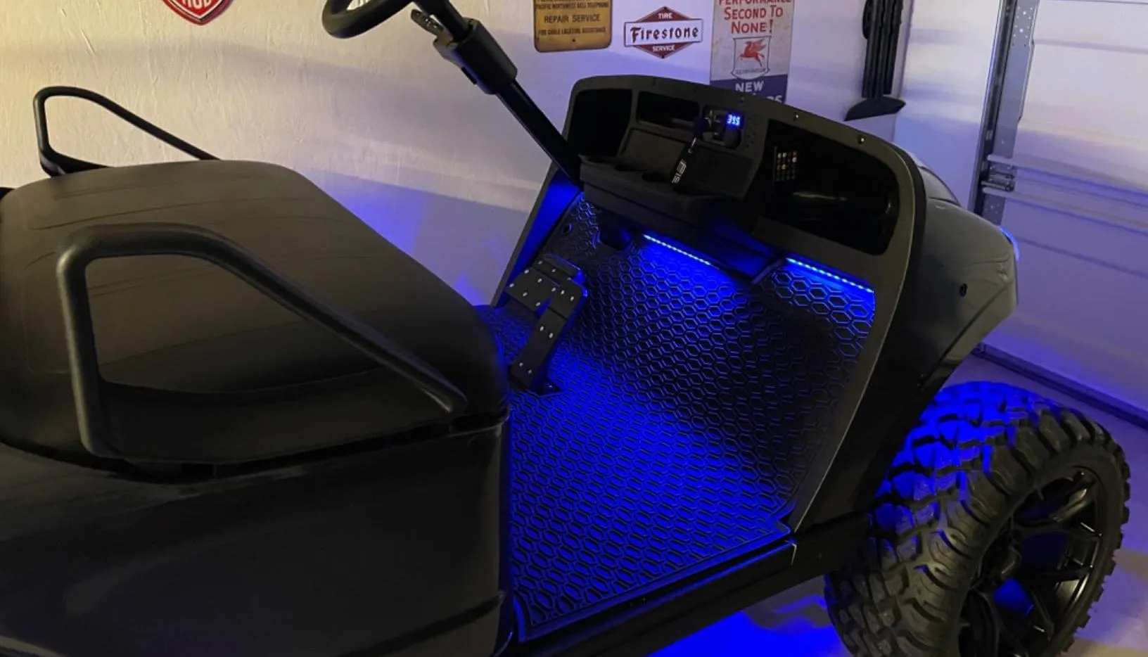 Đèn LED nội thất ô tô Nilight màu xanh dương được lắp đặt ở khu vực sàn xe và gầm xe, tạo không gian độc đáo.