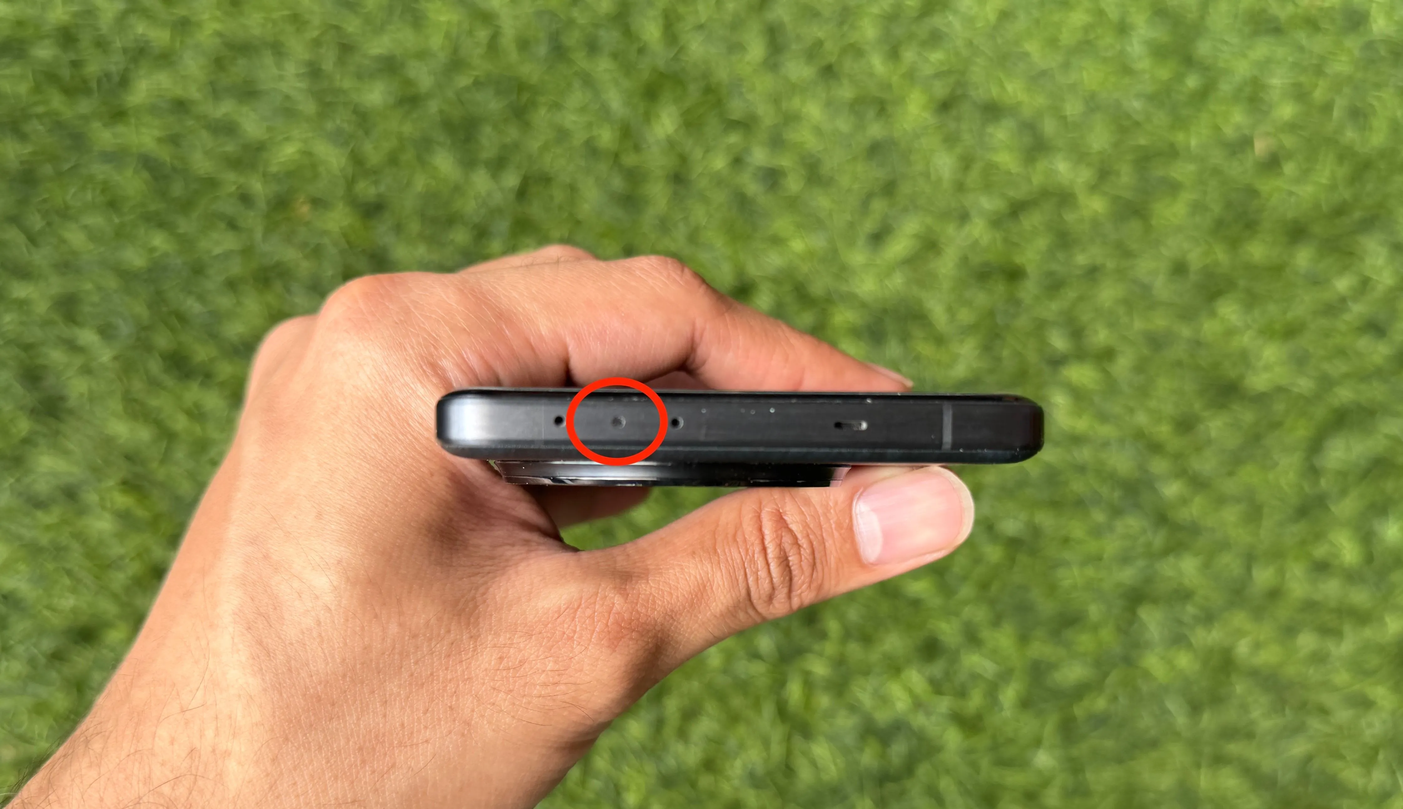 Điểm cảm biến hồng ngoại nằm dọc cạnh trên của một chiếc OnePlus 13.