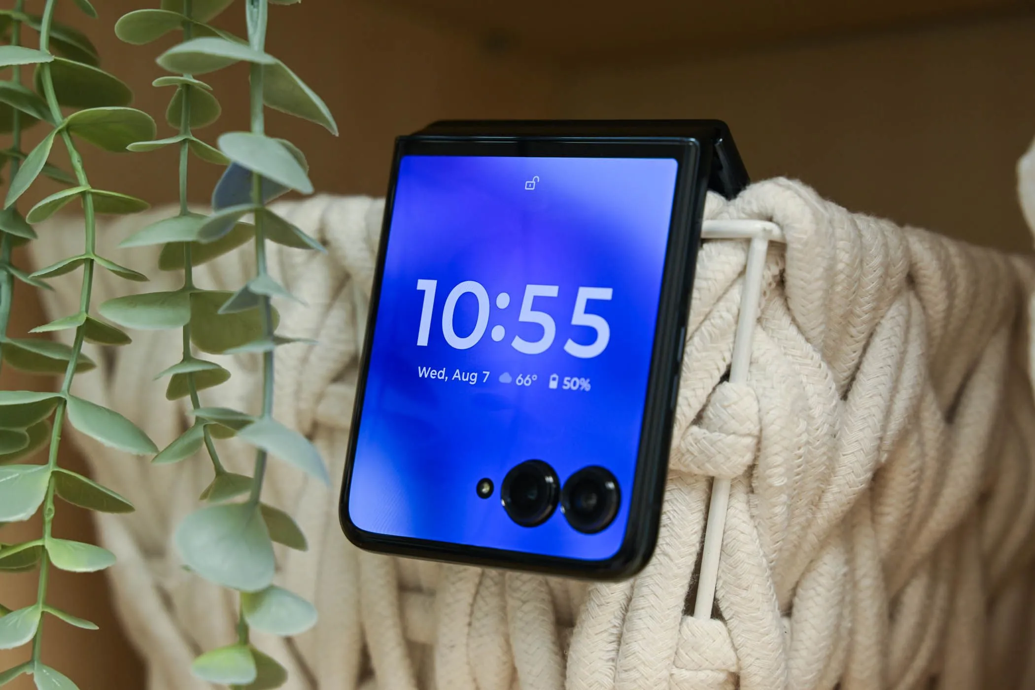 Điện thoại gập Motorola Razr+ với màn hình phụ bên ngoài đang bật