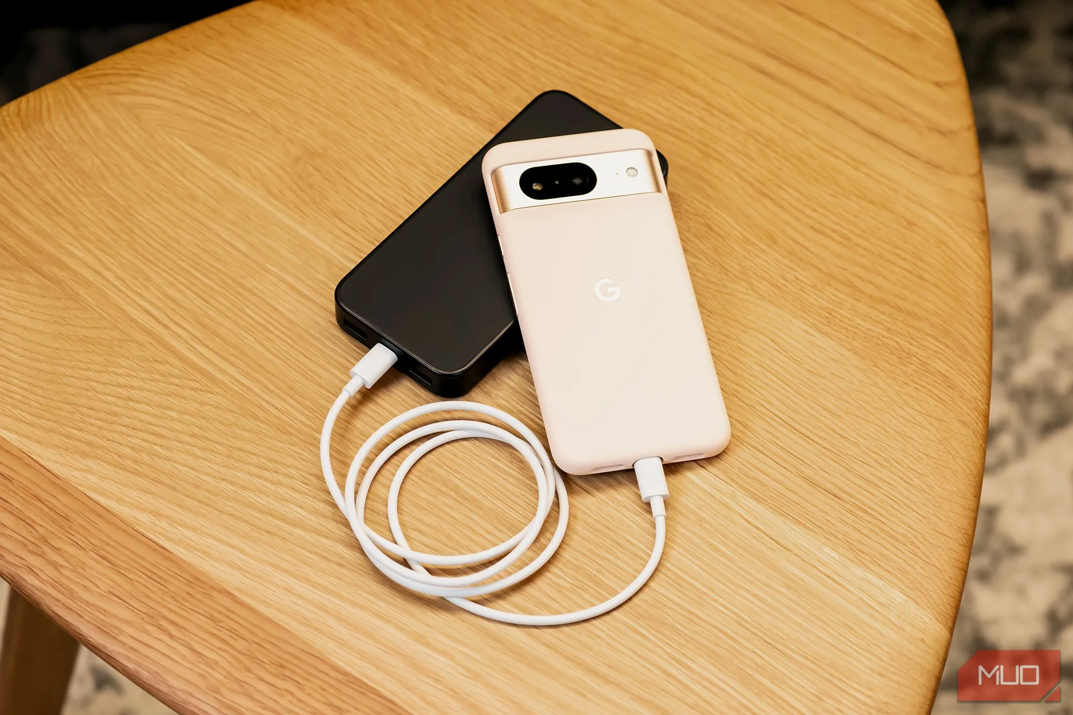 Điện thoại Google Pixel 8 đang được sạc chậm, biểu tượng sạc hiển thị