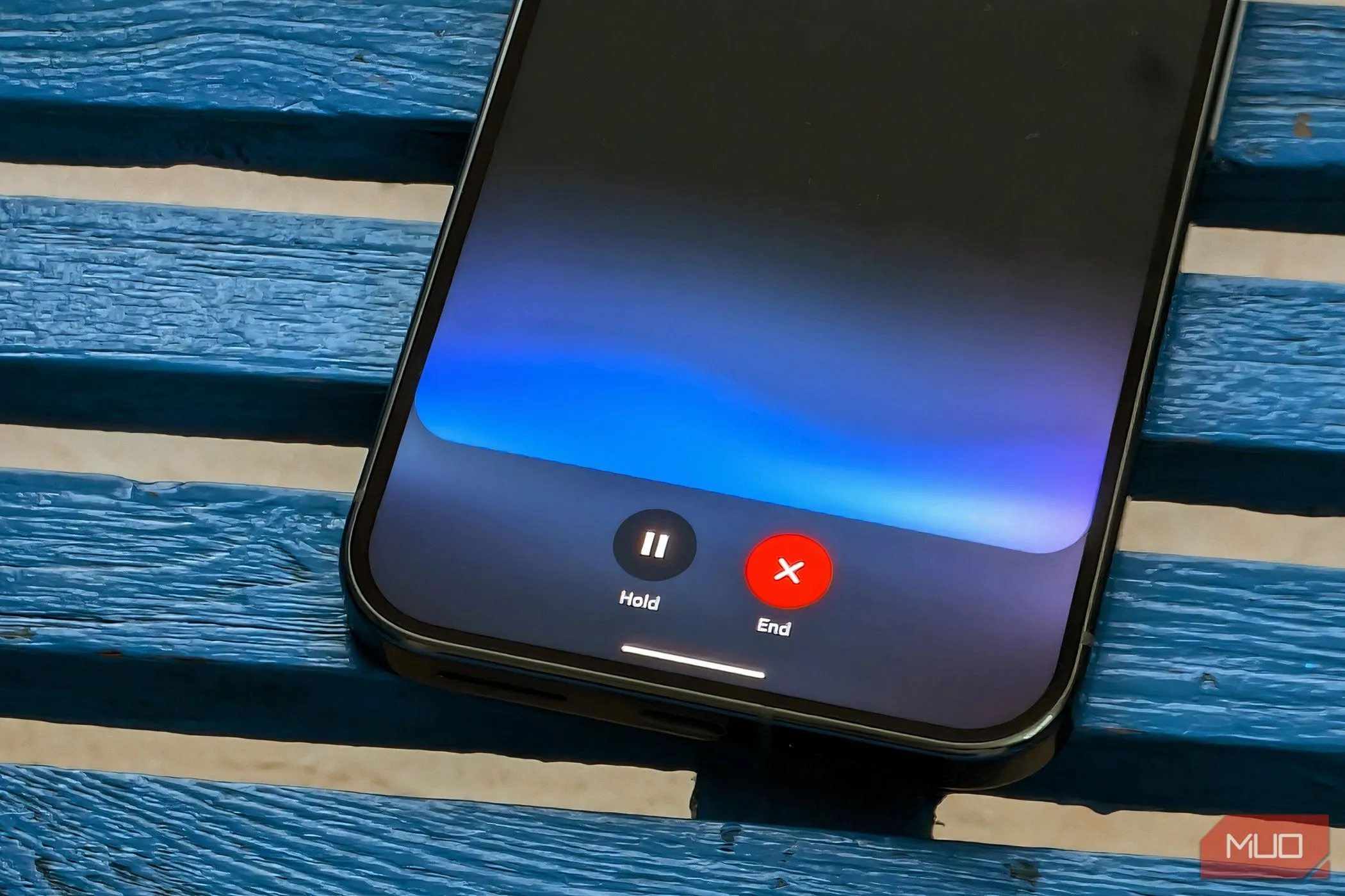 Điện thoại Google Pixel 9 Pro XL hiển thị giao diện Gemini Live, minh họa khả năng trò chuyện tự nhiên với trợ lý giọng nói AI.
