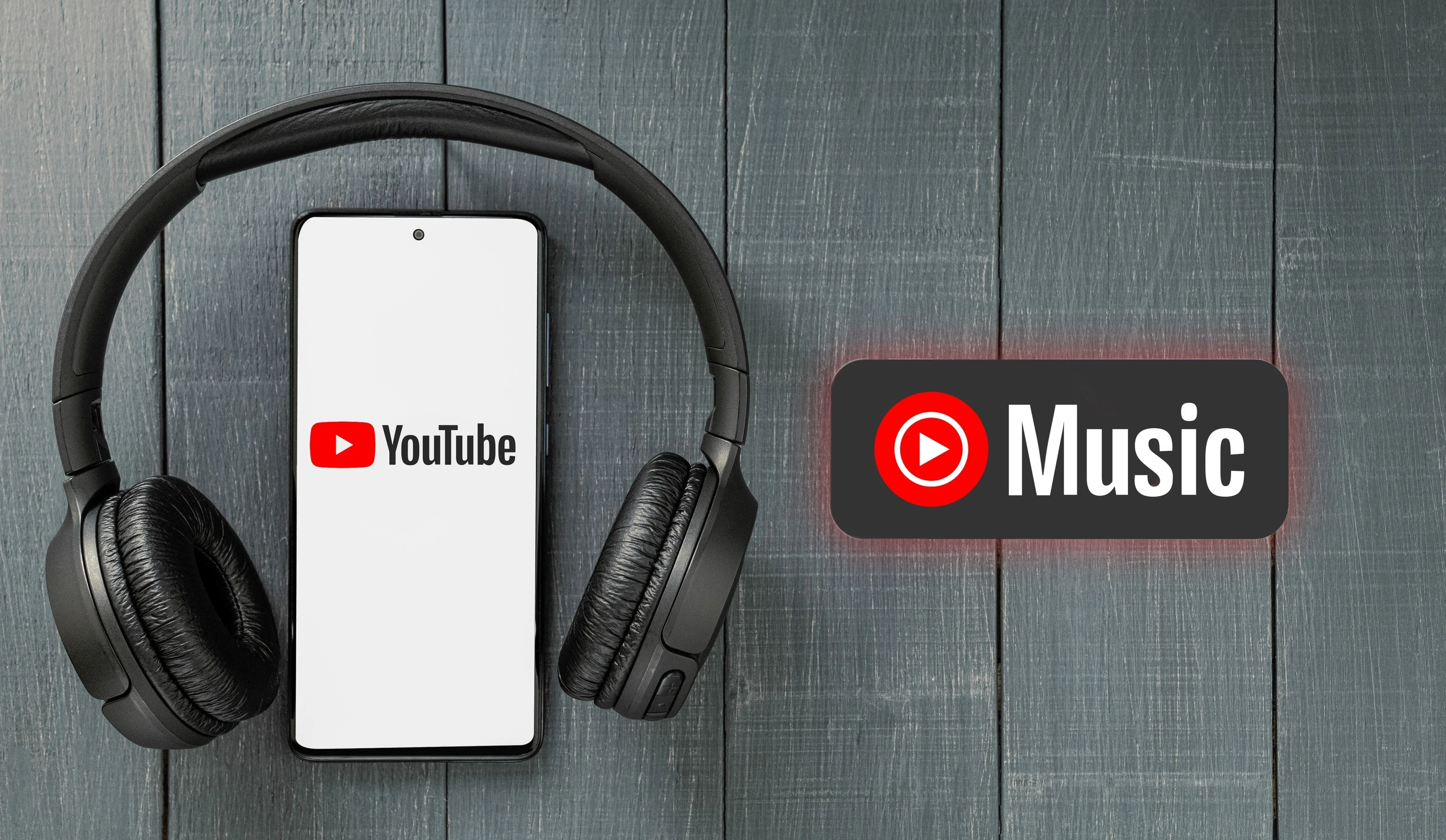 Điện thoại hiển thị logo YouTube với tai nghe, logo YouTube Music được lồng ghép