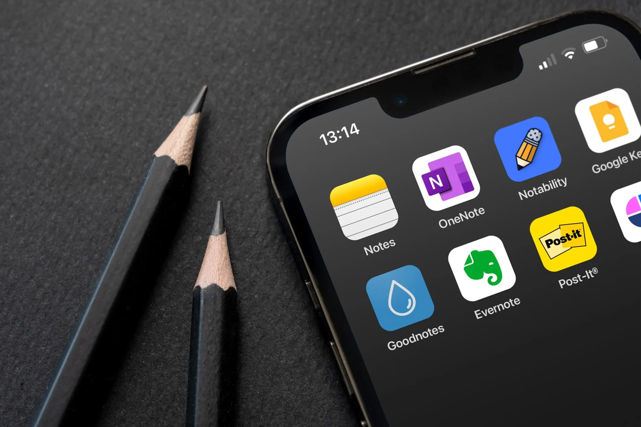 Điện thoại iPhone với biểu tượng các ứng dụng ghi chú phổ biến như OneNote, Evernote, và Google Keep, minh họa nhu cầu quản lý thông tin