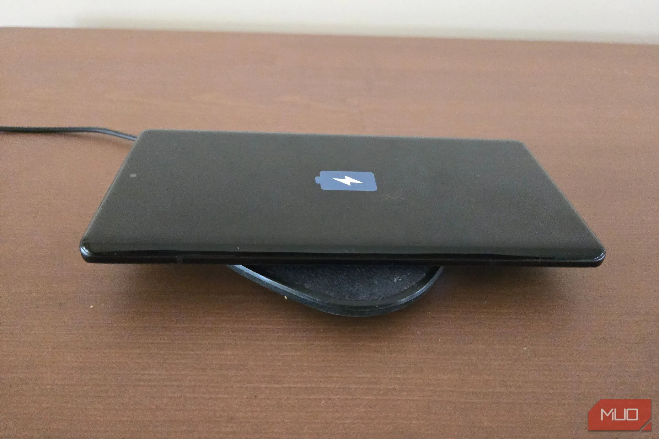 Điện thoại Motorola Edge Plus 2023 đặt trên đế sạc không dây, minh họa việc sạc pin đúng cách.