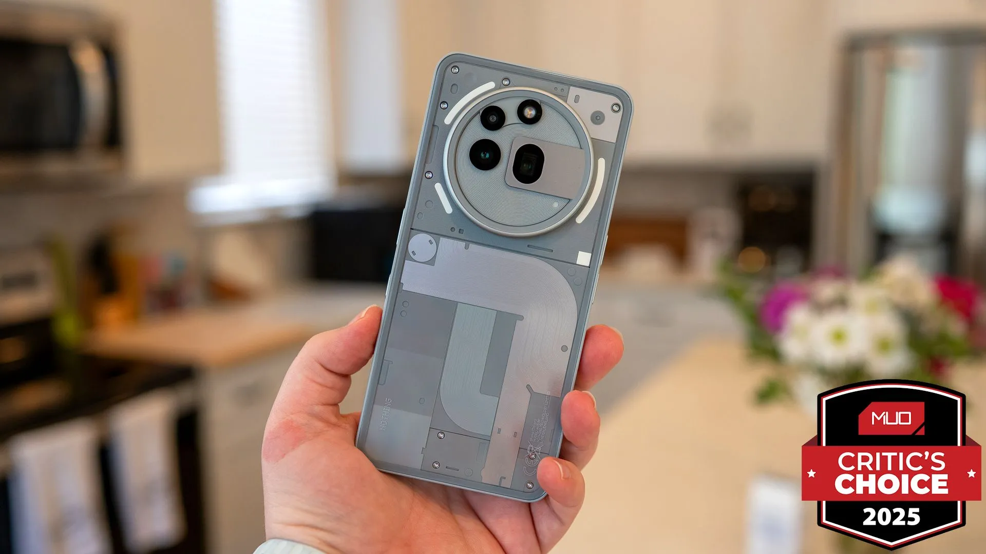 Điện thoại Nothing Phone 3a Pro trong lòng bàn tay nhận giải thưởng tại MWC 2025